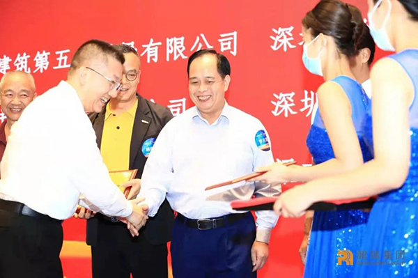鵬瑞集團執(zhí)行董事、總裁李維頒發(fā)“十年長期合作獎”.jpg 鵬瑞集團執(zhí)行董事、總裁李維頒發(fā)“十年長期合作獎”.jpg